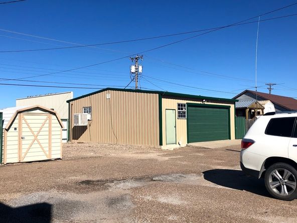 MANNIS INSURANCE BUILDING: 310 S Bliss Ave, Dumas, TX 79029
